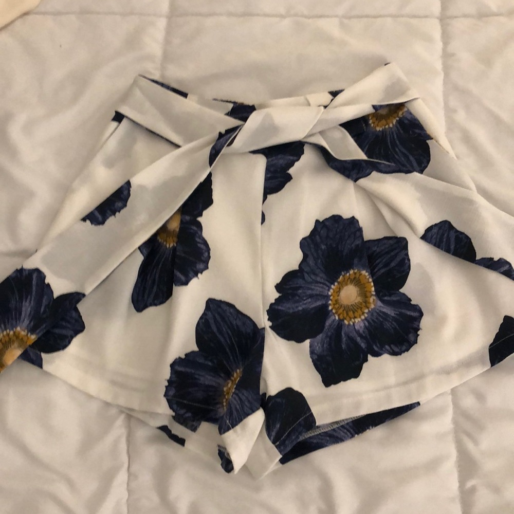 Linen floral white shorts